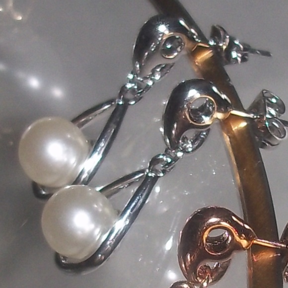 Silver Droplet Set Pearl Earrings - Picture 4 of 4